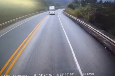 Ô tô tải chạy lấn làn ngược chiều, đâm trực diện xe tải khác