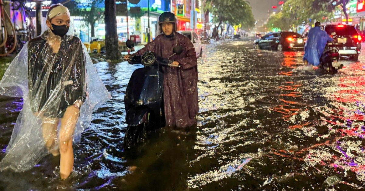 Đường phố Đà Nẵng ngập sâu sau trận mưa xối xả