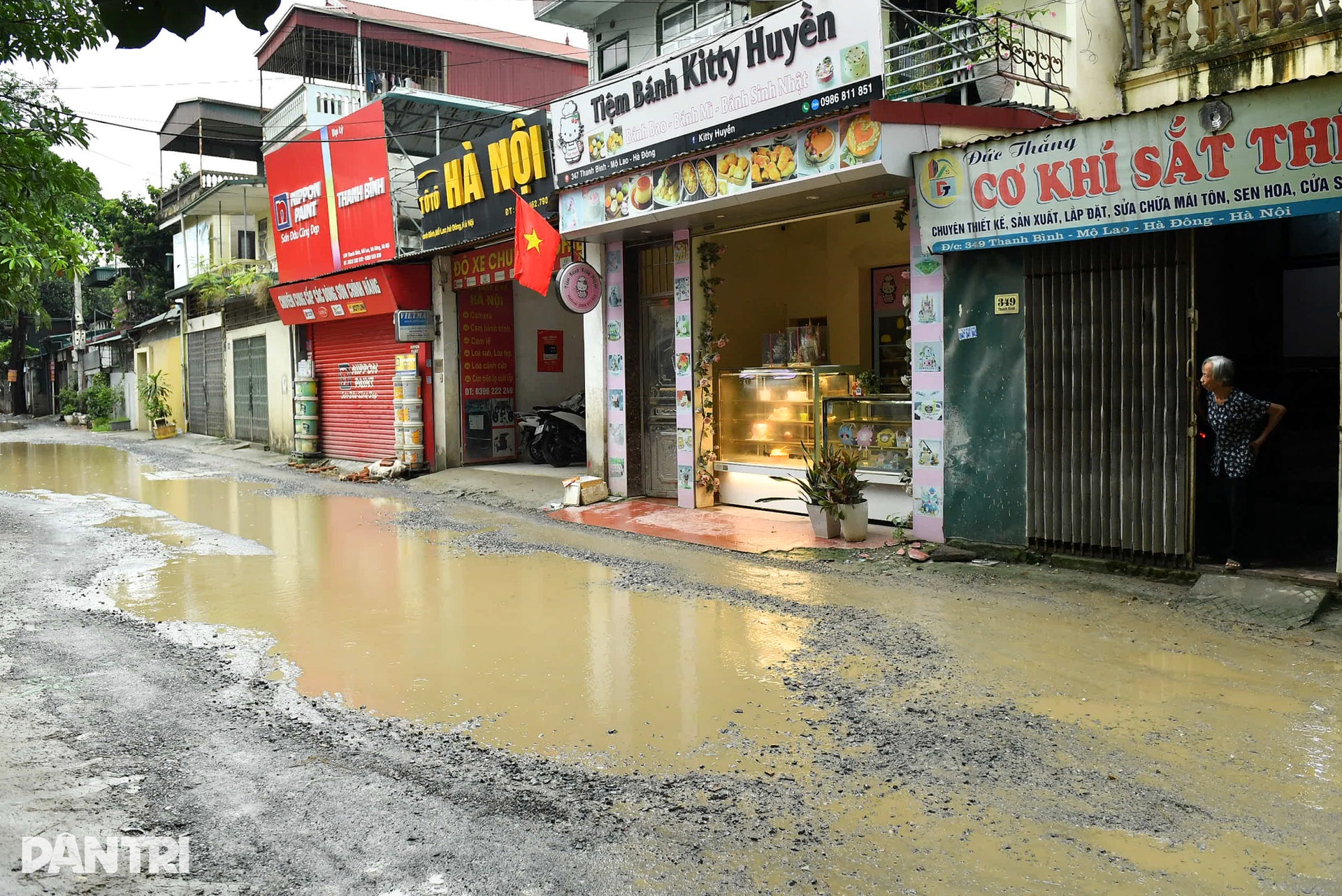 Hà Nội: Người dân khổ sở “vượt chướng ngại vật” trên đường Thanh Bình - 10 Hà Nội: Người dân khổ sở “vượt chướng ngại vật” trên đường Thanh Bình - 10