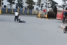 Tài xế, phụ xe bị đánh nhập viện sau va chạm giao thông ở Nghệ An