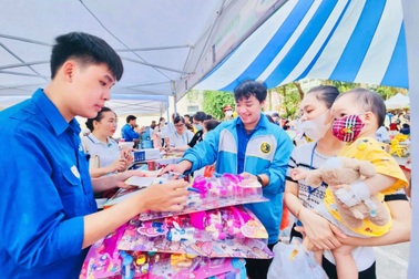 Bệnh viện Nhi Trung ương trao hơn 60.000 suất quà trong dịp Tết thiếu nhi