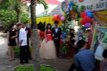 Chủ tịch xã tổ chức lễ vu quy cho con gái chưa đầy 16 tuổi