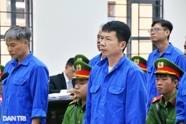 Hoãn xét xử 17 cán bộ "rút ruột" ngân sách để trả nợ tiền ăn nhậu