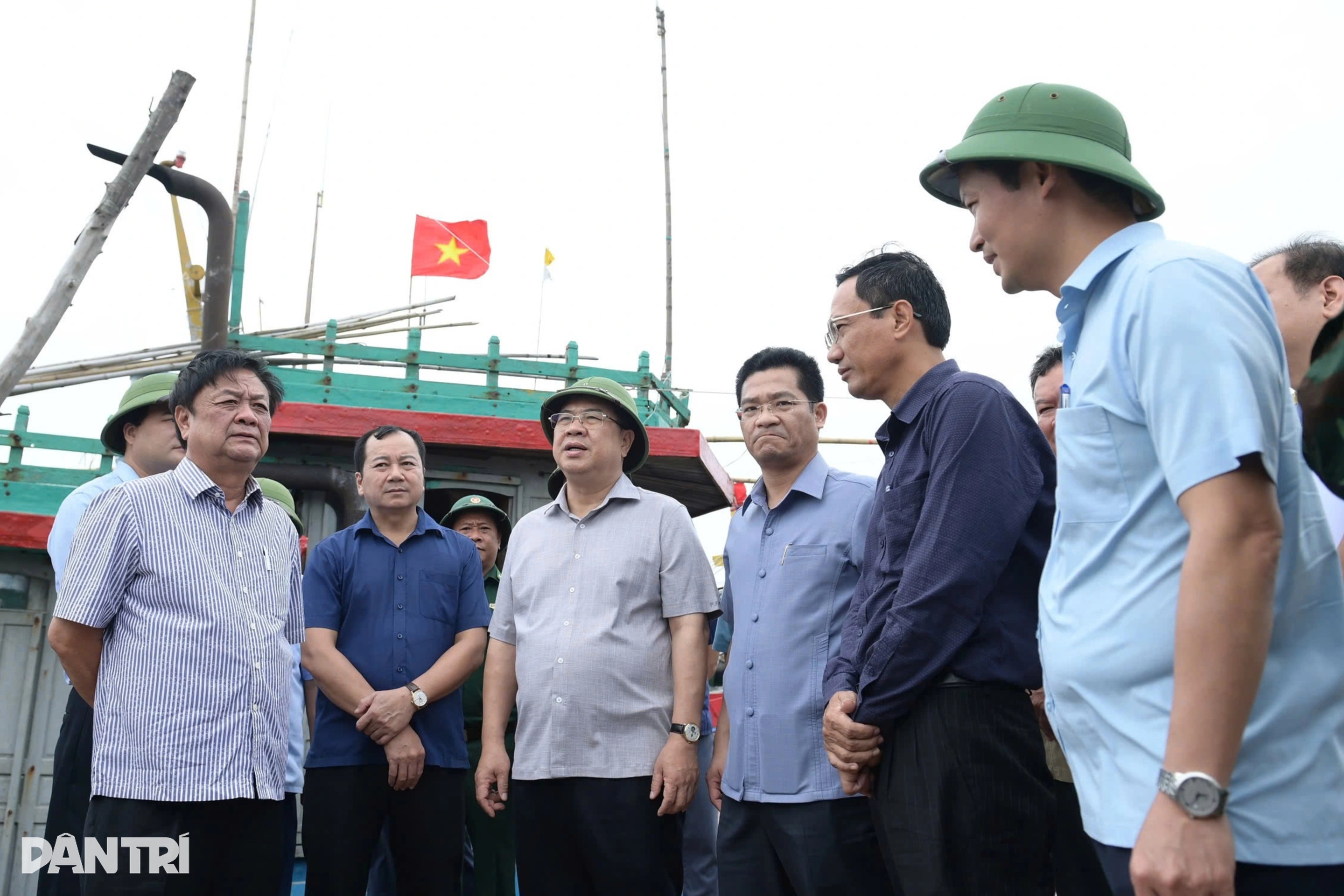 Người dân Nam Định hối hả chuẩn bị để ứng phó với bão Yagi - 4