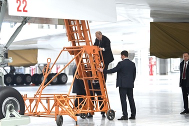 Ông Putin trèo lên cabin oanh tạc cơ Tu-160M tân trang