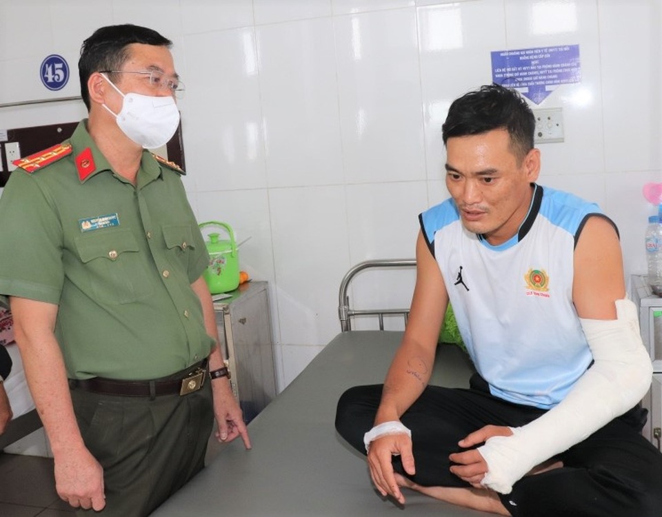 Thượng úy cảnh sát bị thương vẫn quyết tâm trấn áp tội phạm ma túy - 2 Thượng úy cảnh sát bị thương vẫn quyết tâm trấn áp tội phạm ma túy - 2
