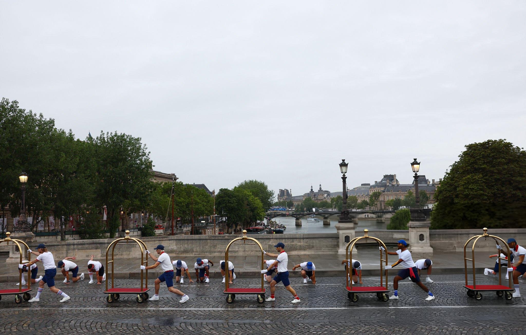 View - Khai mạc Olympic Paris 2024: Màn diễu hành độc đáo trên sông Seine | Báo Dân trí