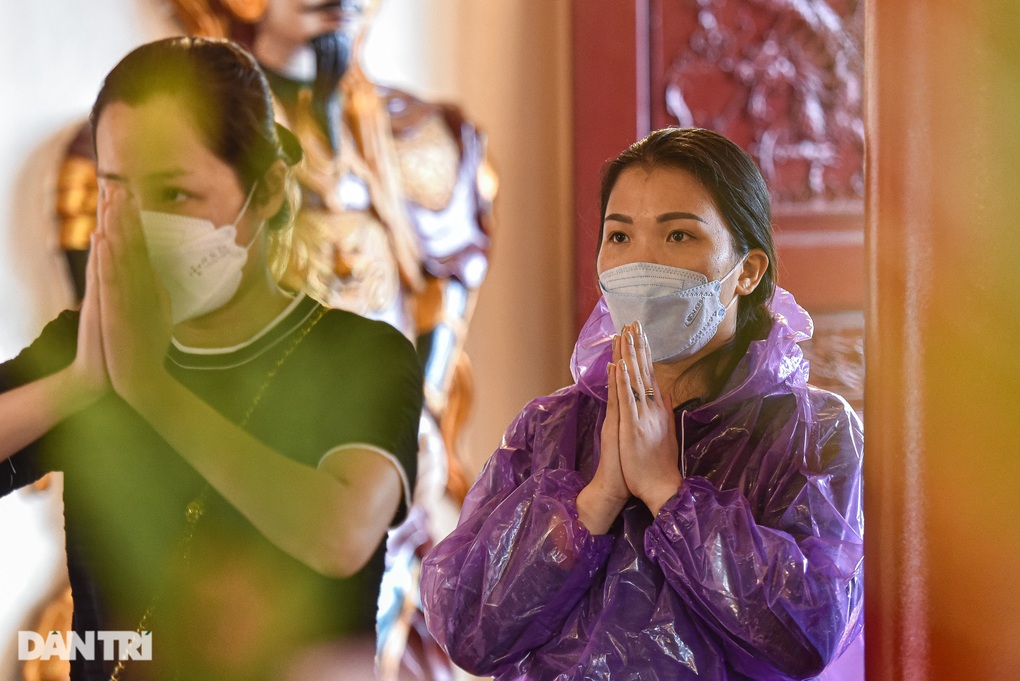 Mưa lớn kéo dài, Phủ Tây Hồ Hà Nội vắng vẻ trong ngày rằm tháng 7 - 9 Mưa lớn kéo dài, Phủ Tây Hồ Hà Nội vắng vẻ trong ngày rằm tháng 7 - 9