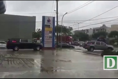 Đoàn siêu xe của Mỹ đổ xăng ở Đà Nẵng
