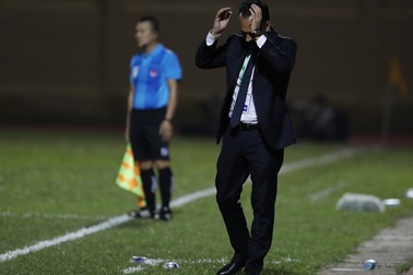 HLV CLB Thanh Hoá không hài lòng về trọng tài sau trận thua TPHCM