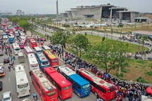 Hàng trăm xe khách ùn ứ dài 3km đường vào Bảo tàng Lịch sử Quân sự Việt Nam