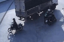 Nổi bật tuần qua: Tài xế xe tải lùi bất cẩn, suýt cán trúng người phụ nữ