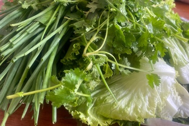 Liệt nửa người vì thích ăn tiết canh, rau sống