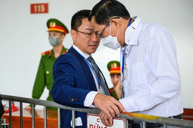 Cựu Thứ trưởng Bộ Y tế đeo vòng bệnh nhân, xin được trở lại bệnh viện