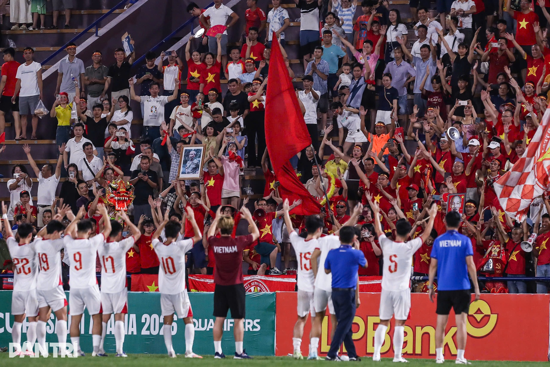Màn trình diễn của Đình Bắc và Văn Trường trước U23 Singapore - 15 Màn trình diễn của Đình Bắc và Văn Trường trước U23 Singapore - 15