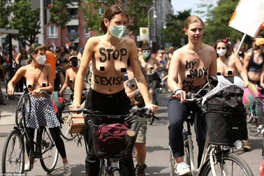 Phụ nữ ngực trần đạp xe để chứng minh mọi vòng một đều đẹp