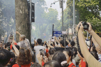 Hào hùng đoàn chiến sĩ bước rầm rập giữa hàng vạn người dân ở Hà Nội