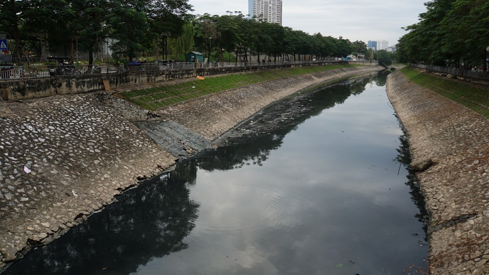 Hình ảnh những dòng sông bốc mùi ở Hà Nội mòn mỏi chờ “hồi sinh” - 7 Hình ảnh những dòng sông bốc mùi ở Hà Nội mòn mỏi chờ “hồi sinh” - 7