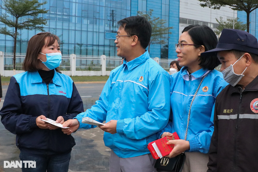 Công nhân bất ngờ nhận lì xì ngày làm việc đầu năm mới - 2
