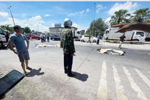 Va chạm giữa xe tải và xe máy ở Hà Nội, 3 nạn nhân tử vong