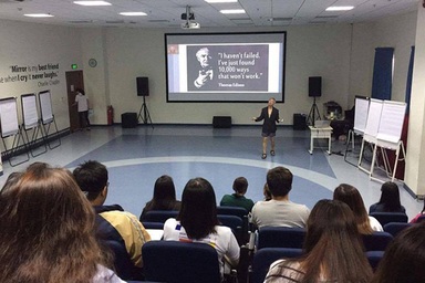 Bộ GD&ĐT yêu cầu xác minh việc "giáo sư mặc quần đùi trên lớp"