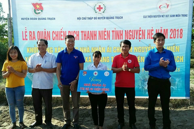 Quảng Bình: CLB tình nguyện “vẽ” ước mơ cho cô học trò nghèo