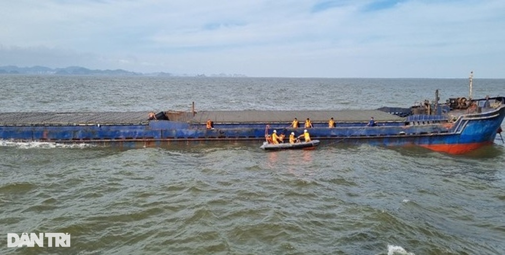 Tàu chở 1.800 tấn đá chìm trên biển, 10 người may mắn thoát nạn - 2 Tàu chở 1.800 tấn đá chìm trên biển, 10 người may mắn thoát nạn - 2