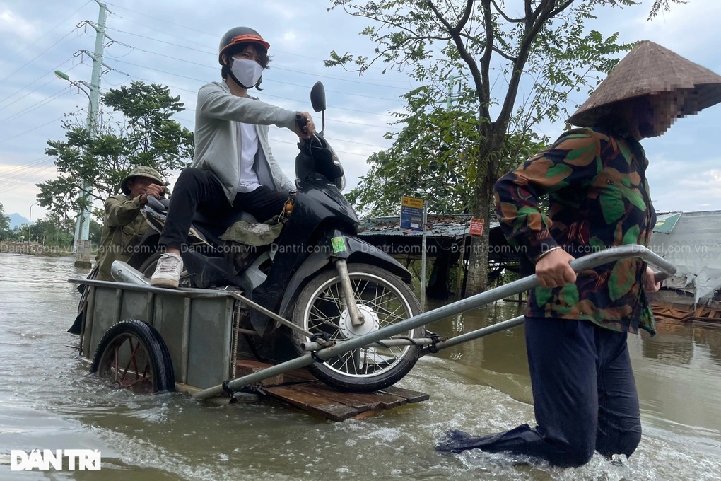 Dịch vụ xe bò cõng xe máy đắt khách trên Đại lộ Thăng Long - 2 Dịch vụ xe bò cõng xe máy đắt khách trên Đại lộ Thăng Long - 2