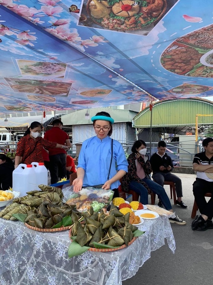 Du khách đến với Phiên chợ được thưởng thức nhiều ẩm thực đặc trưng của Móng Cái.