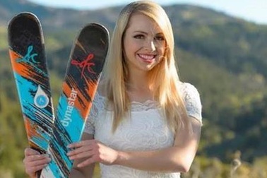 Nữ vận động viên xinh đẹp tạo cơn sốt dù về cuối tại Olympic mùa Đông