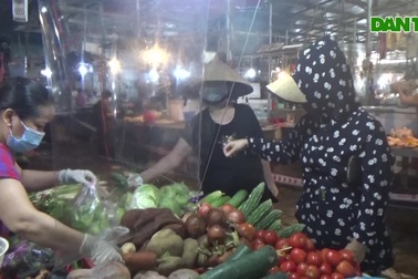 TP Vinh mở lại chợ dân sinh, buôn bán qua vách ngăn chống Covid-19