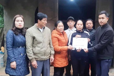 Trao hơn 87 triệu đồng bạn đọc giúp đỡ 2 hoàn cảnh éo le ở Nghệ An