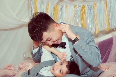 Minh Nhựa chứng minh mức độ ‘soái ca’ trong bộ ảnh gia đình hạnh phúc