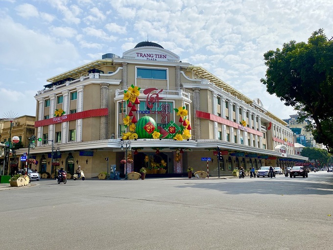Hà Nội: Đường phố thoáng đãng và yên bình trong sáng 1 Tết - Ảnh 2.