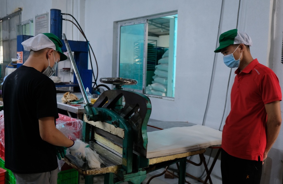 8X gác 2 bằng đại học về quê làm bánh đa nem, thu tiền tỷ mỗi năm - 2 8X gác 2 bằng đại học về quê làm bánh đa nem, thu tiền tỷ mỗi năm - 2