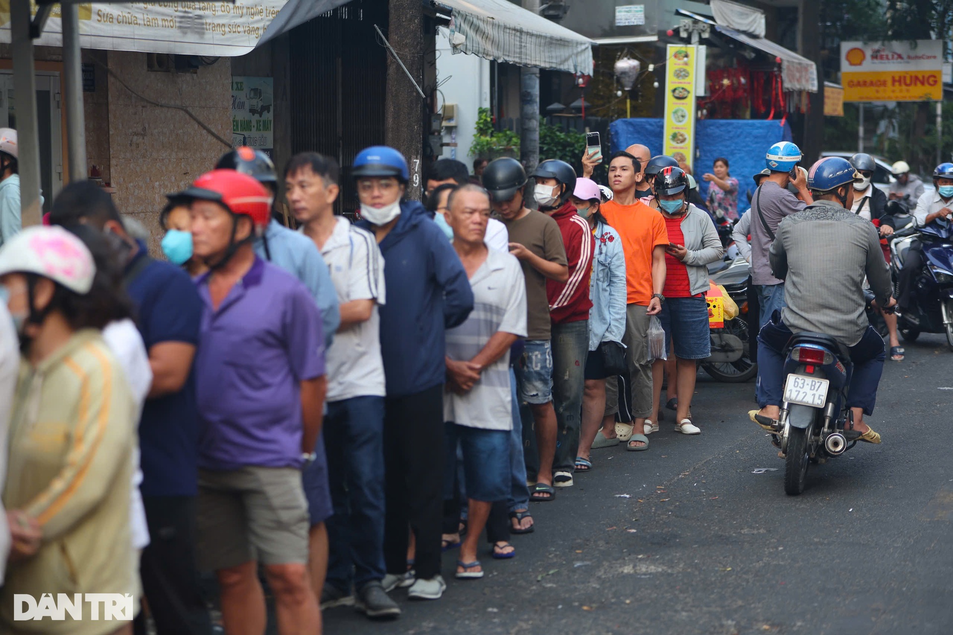 Phố cá lóc nướng, tiệm vịt quay ở TPHCM chật kín người ngày vía Thần Tài - 14 Phố cá lóc nướng, tiệm vịt quay ở TPHCM chật kín người ngày vía Thần Tài - 14