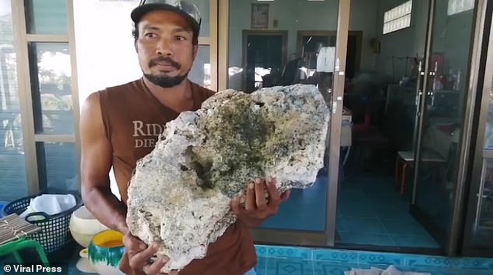 Nhặt rác trên bãi biển, tình cờ tìm thấy vật quý giá 16,7 tỉ đồng - 1 Nhặt rác trên bãi biển, tình cờ tìm thấy vật quý giá 16,7 tỉ đồng - 1