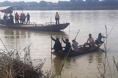 Trắng đêm tìm người lái đò rơi xuống sông Lam