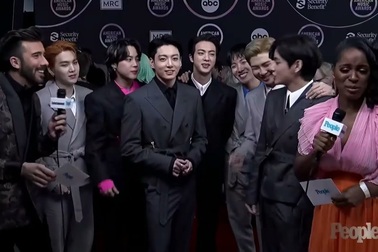 BTS lịch lãm trên thảm đỏ AMA 2021