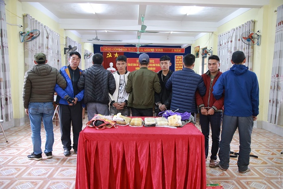 Bắt giữ 4 đối tượng đang vận chuyển 30.000 viên ma túy tổng hợp - 1 Bắt giữ 4 đối tượng đang vận chuyển 30.000 viên ma túy tổng hợp - 1