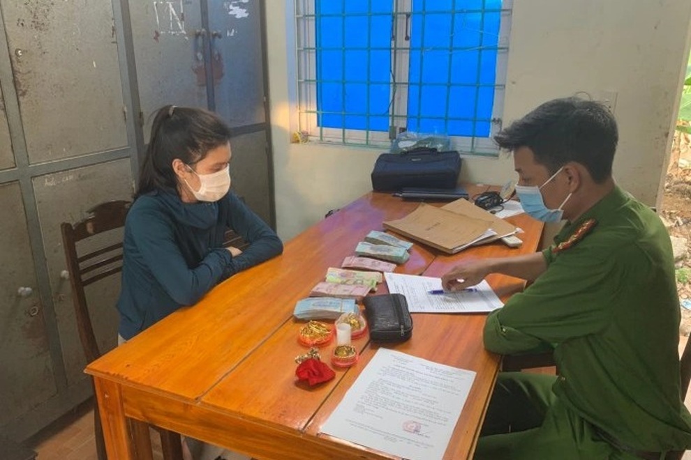 Mất gần nửa tỷ đồng, người phụ nữ trình báo công an và bất ngờ với thủ phạm - 1 Mất gần nửa tỷ đồng, người phụ nữ trình báo công an và bất ngờ với thủ phạm - 1