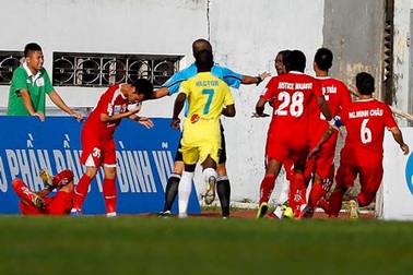 Màn ẩu đả như đấu boxing trên sân Lạch Tray