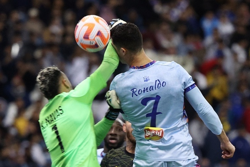 Hành động đáng yêu của Mbappe khi C.Ronaldo bị sưng mặt - 1 Hành động đáng yêu của Mbappe khi C.Ronaldo bị sưng mặt - 1