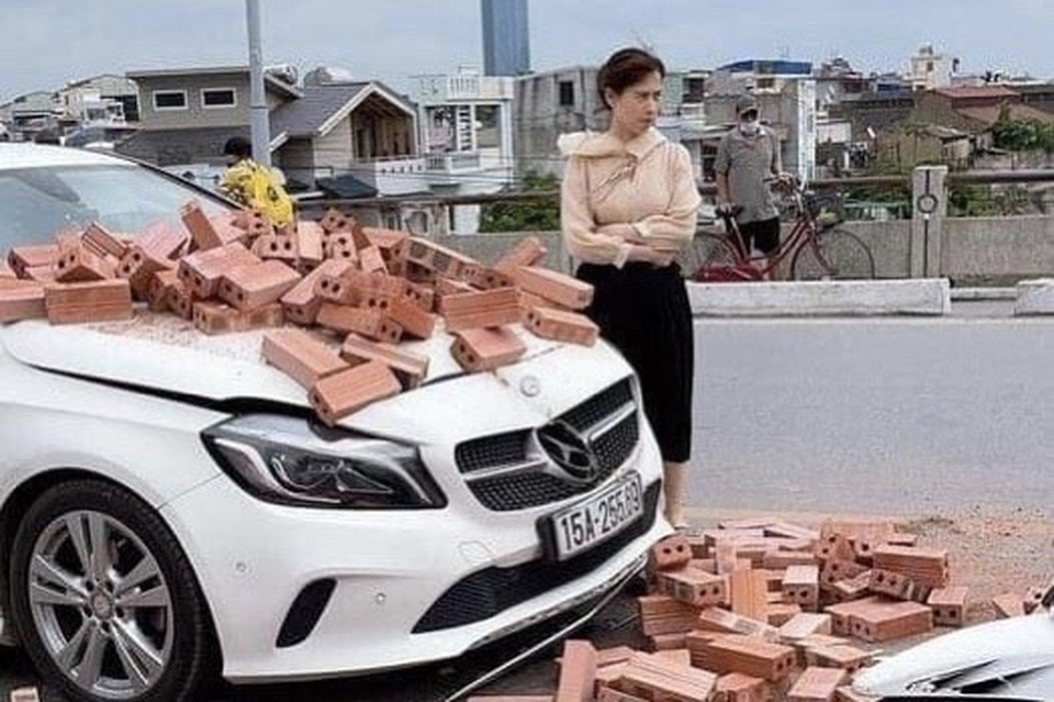 Bị xích lô chở gạch tông trúng, nữ tài xế Mercedes ứng xử đầy bất ngờ - 1 Bị xích lô chở gạch tông trúng, nữ tài xế Mercedes ứng xử đầy bất ngờ - 1