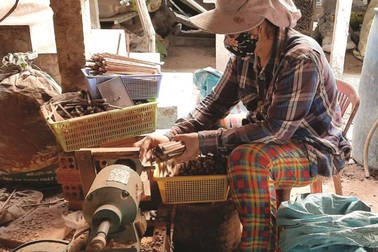 Khởi nghiệp từ nghề làm đũa thốt nốt