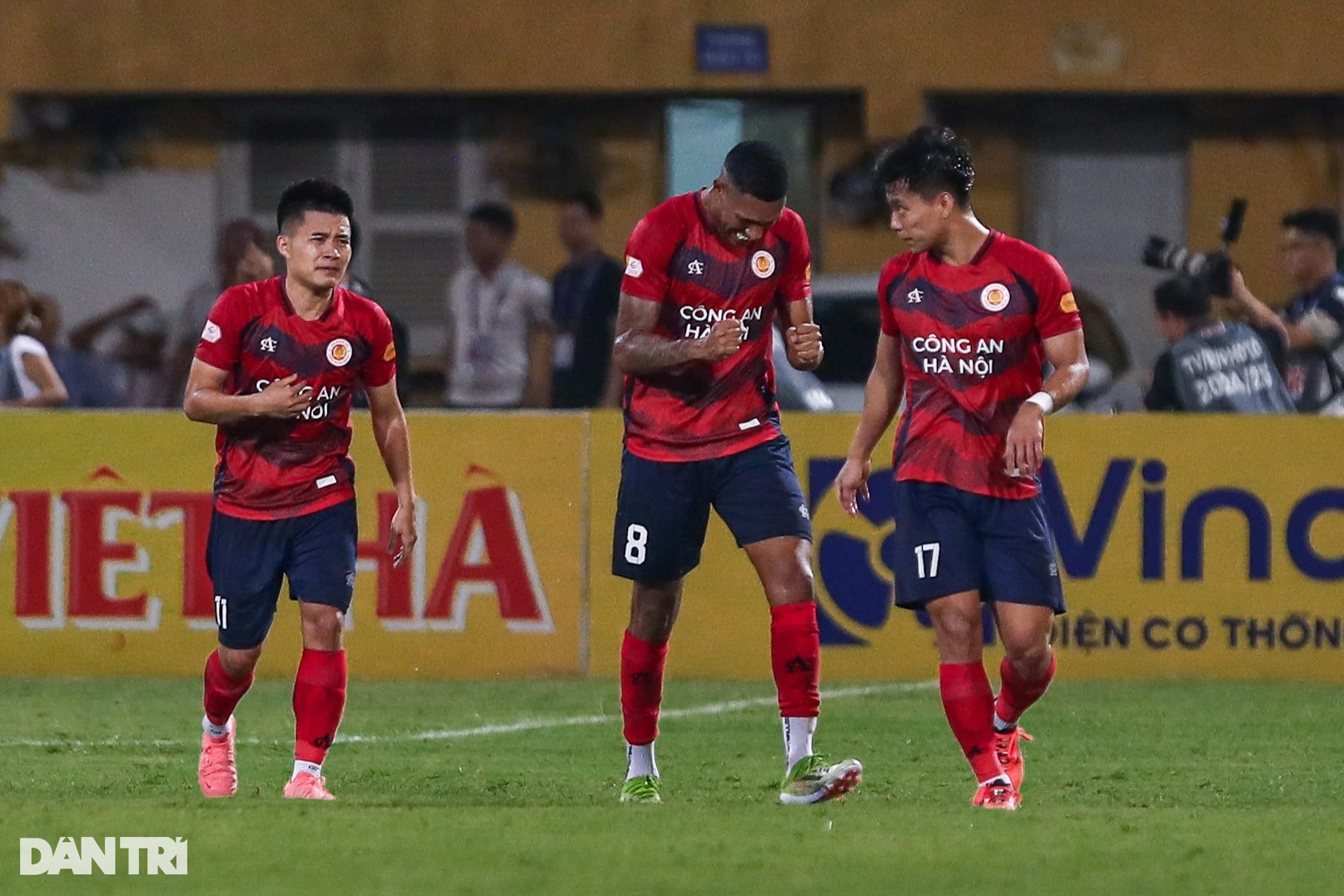 View - Hà Nội FC "sống dậy" giây cuối ở trận cầu kịch tính với CLB Công an Hà Nội | Báo Dân trí