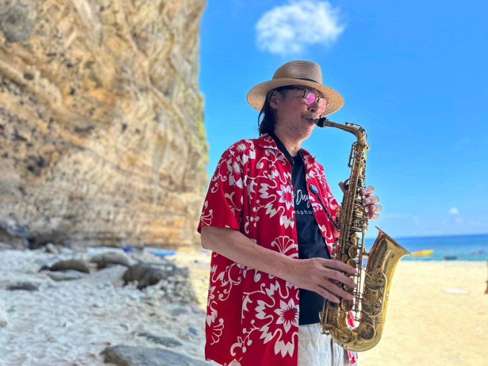 NSND Trần Lực từng nhận bao tải thư, tuổi 61 vẫn học thổi kèn saxophone - 9 NSND Trần Lực từng nhận bao tải thư, tuổi 61 vẫn học thổi kèn saxophone - 9