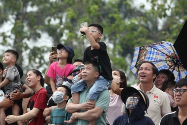 Hàng nghìn người reo hò, ngắm 28 máy bay hợp luyện trên bầu trời Thủ đô