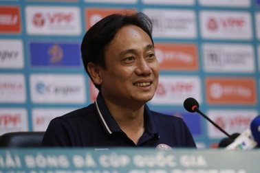 HLV đội TPHCM từ chối bình luận chuyện của HLV Park và Polking