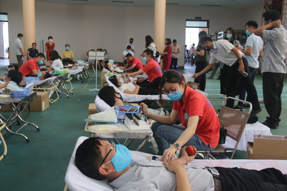 Hàng trăm đoàn viên, công đoàn tham gia hiến máu tình nguyện - 1 Hàng trăm đoàn viên, công đoàn tham gia hiến máu tình nguyện - 1